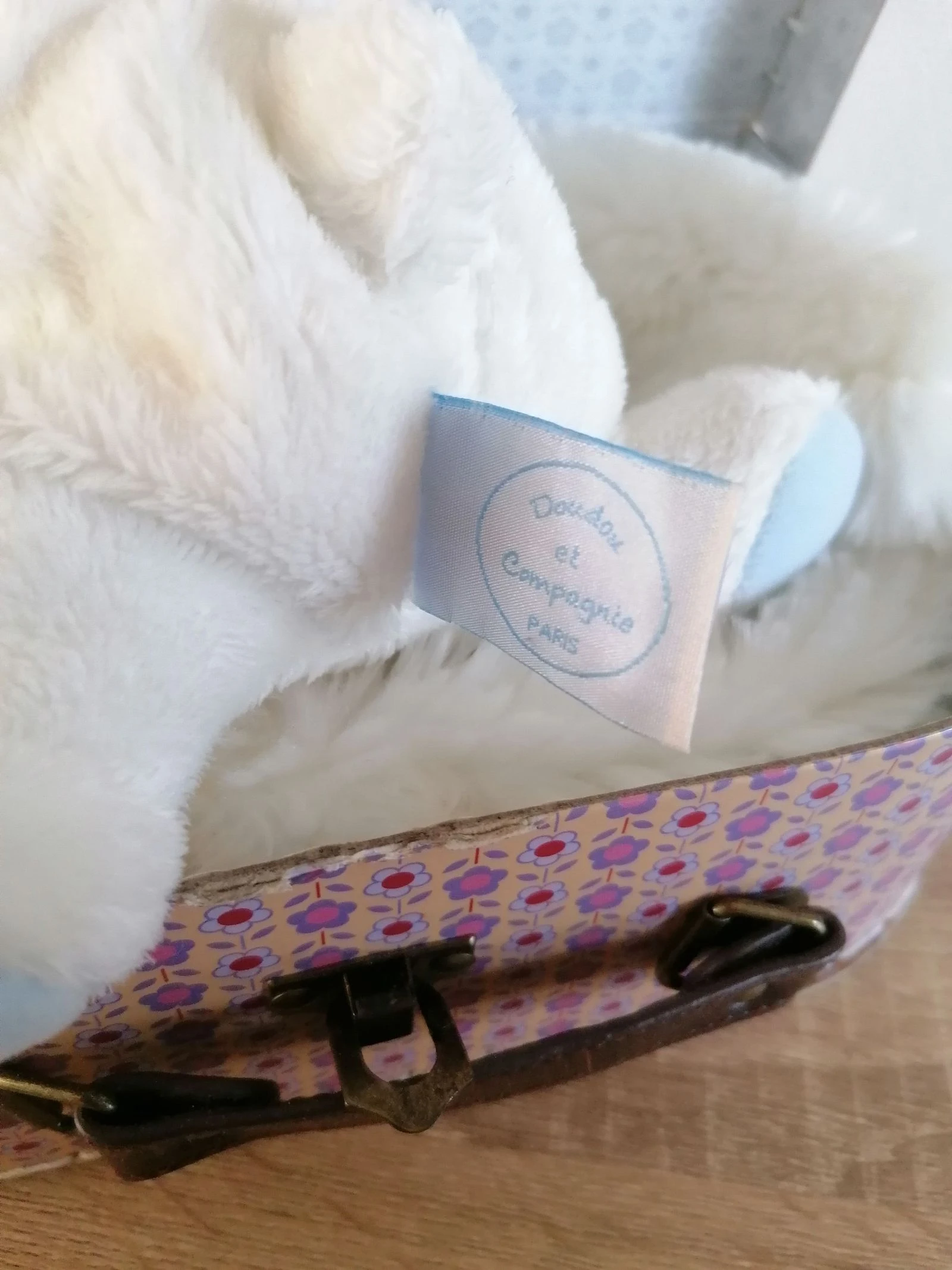 Urso de pelúcia segurando seu lenço branco e azul celeste, doudou et compagnie – photo 4